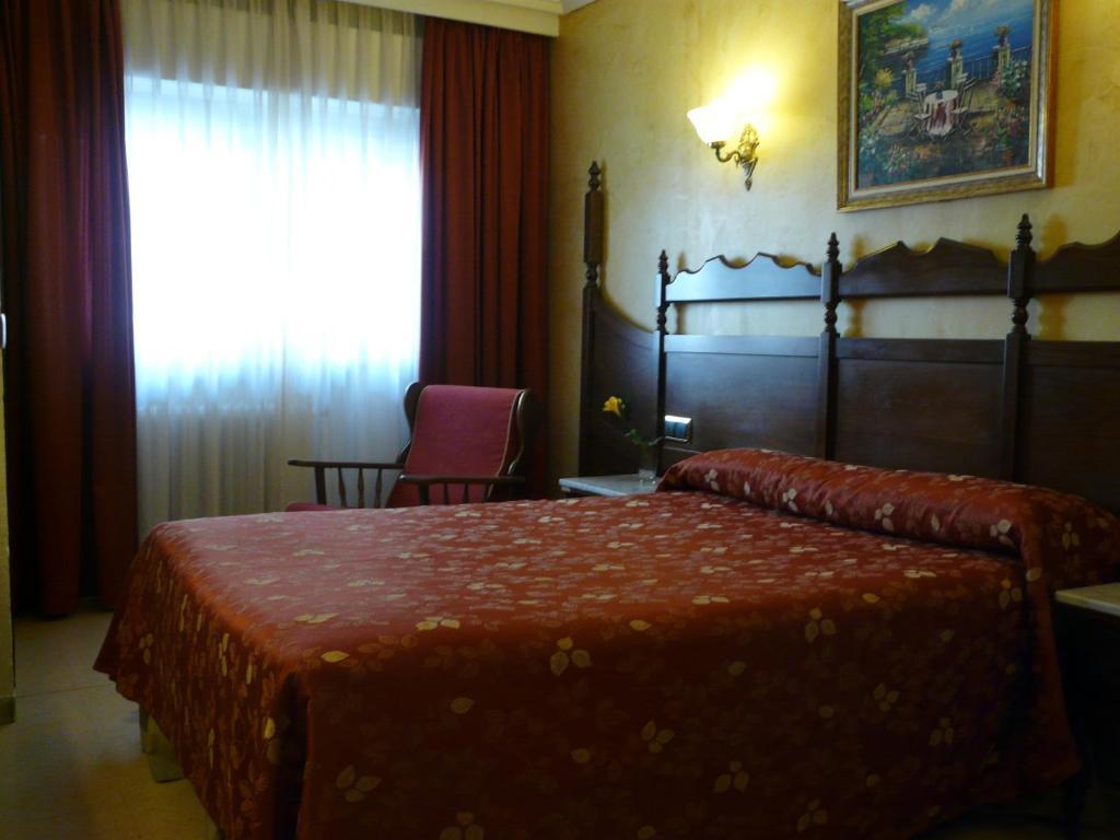 Hotel Reyes Catolicos Salamanca Room photo